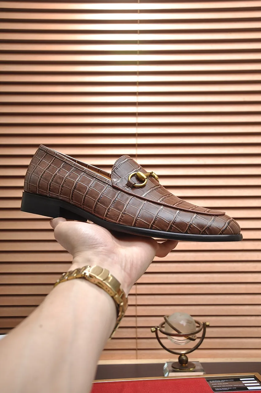 Men's shoes💰500💶Italy's top luxury men's shoe giant (GUCCI) (Gucci) (full cowhide lining) new arrival🍃Original European style🔰 Pleasant to the eye😍In order to make the shoes more durable and non-deformable🌀The production continues to follow traditional methods but there is still no lack of innovation💪Choose original sheepskin for the leather♻️ Smooth and natural And extra bright ⭐Made of imported cowhide, the first choice of rich people 38-45 (45 customized)